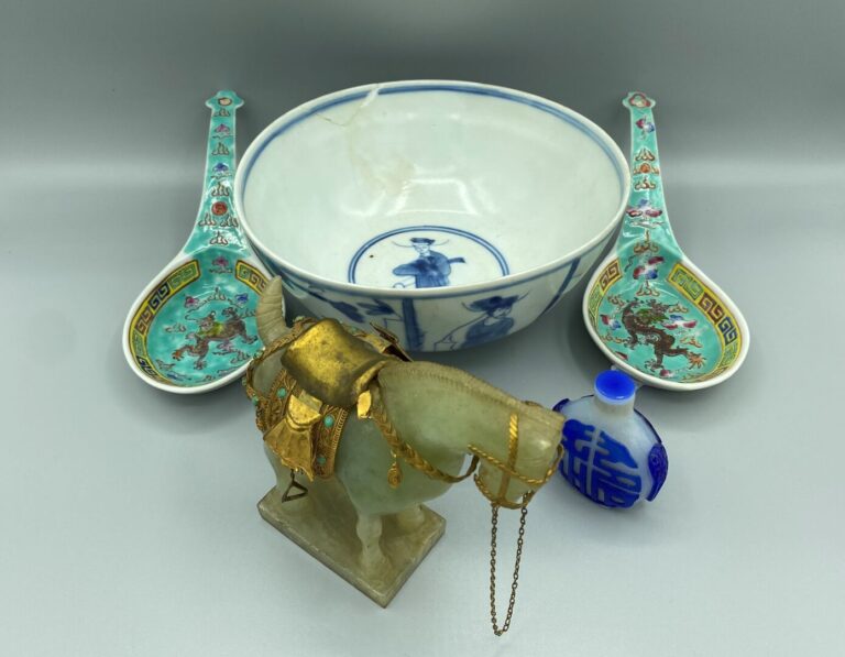 Asie - Lot comprenant un bol en céramique à décor bleu blanc de personnages, un…