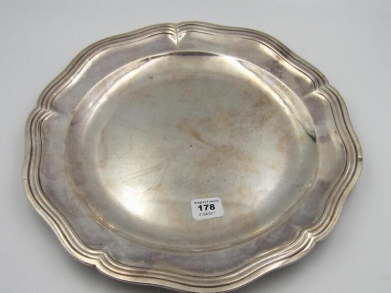 Assiette à contours soulignés de filets forts