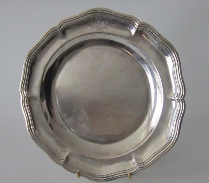 Assiette à contours soulignés de filets forts; le marli gravé d''armoiries sous couronne comtale