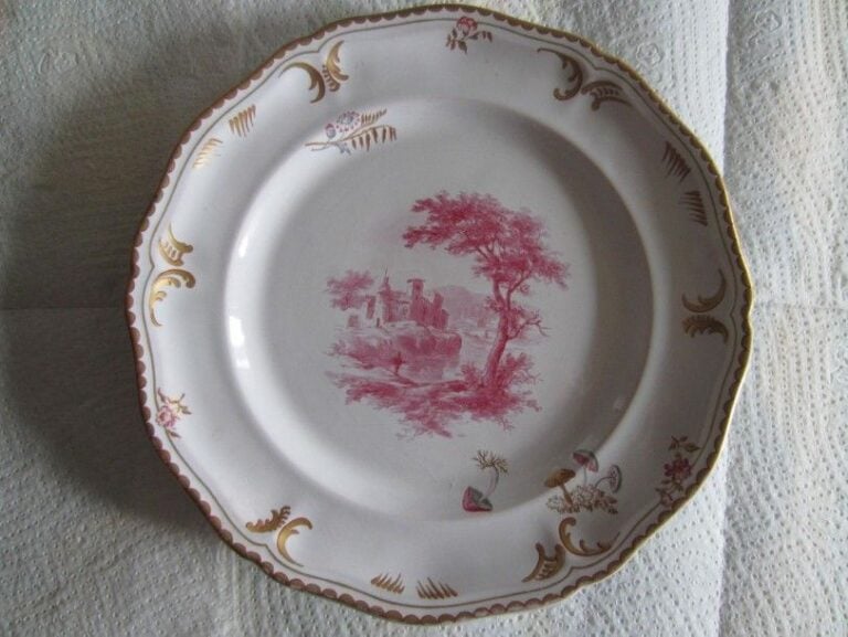 Assiette à décor d'un paysage en camaïeu, signé