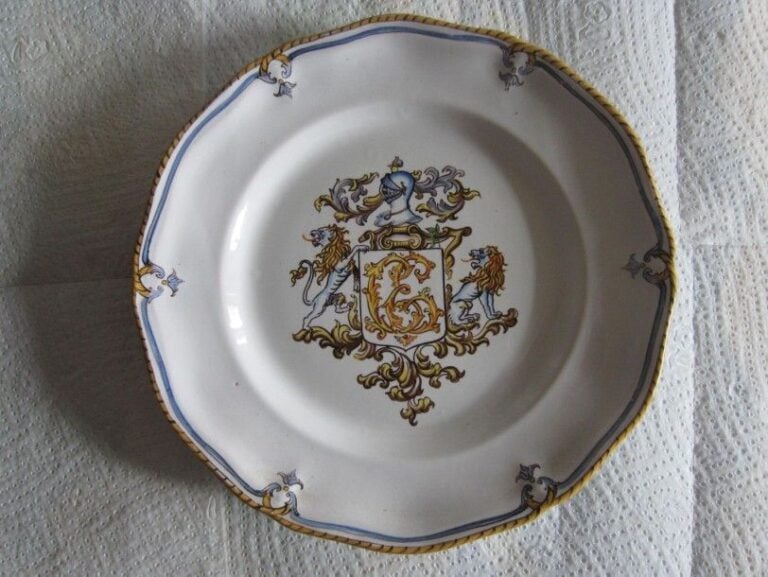 Assiette en faïence à décor héraldiqu