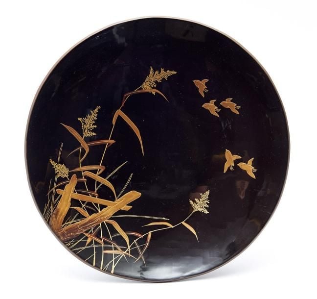 Assiette en laque brillante noire, décorée d'un oiseau et d'herbes en laque dorée maki-