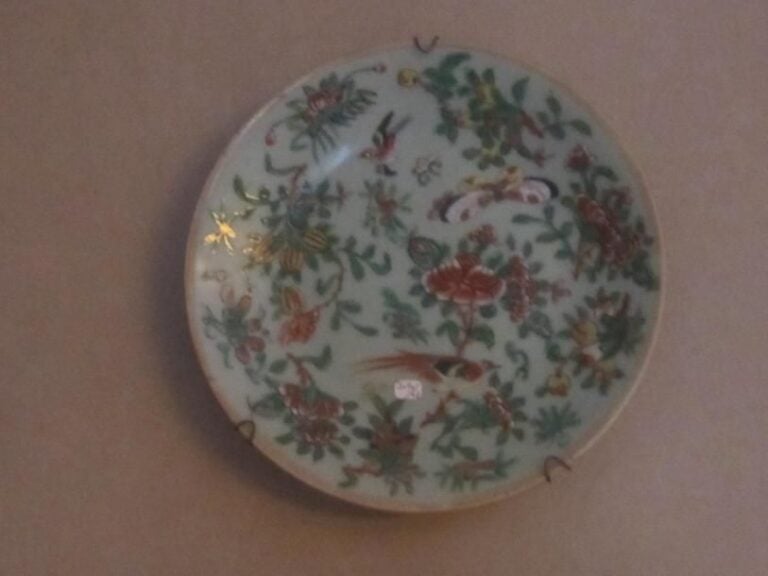 Assiette en porcelaine de Canton à fond célado