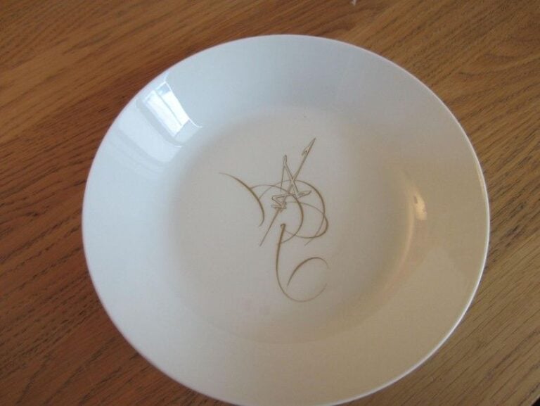 Assiette en porcelaine de Sèvres par Mathieu