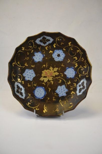 ASSIETTE POLYLOBEE EN PORCELAINE BLEU BLANC DANS LE GOUT DE LA PORCELAINE D'ARITA LAQUEE