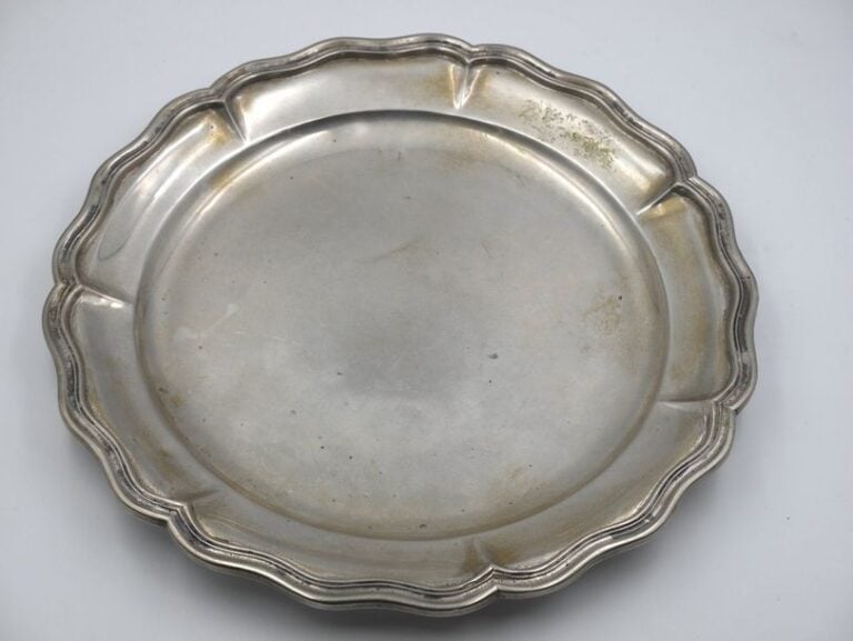 Assiette ronde en argent à contours et moulures de filet
