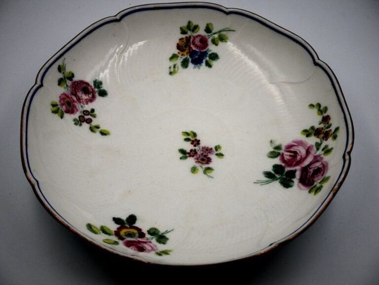 ASSIETTES CREUSE en porcelaine à bords polylobés, décor de fleurettes