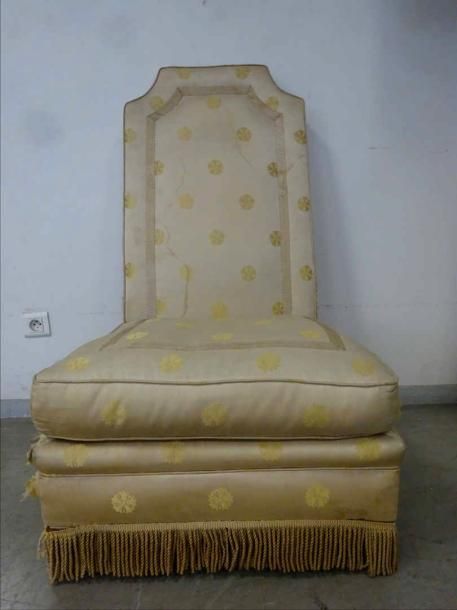 Attribuée à André ARBUS Chaise à assise basse et dossier en chapeau de gendarm