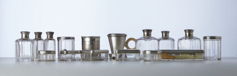 AUCOCQ AINE, PARIS - Coffret en bois noirci et filets de cuivre - chiffré AM -…