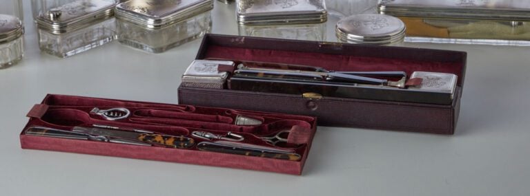 AUCOCQ AINE, PARIS - Coffret en bois noirci et filets de cuivre - chiffré AM -…