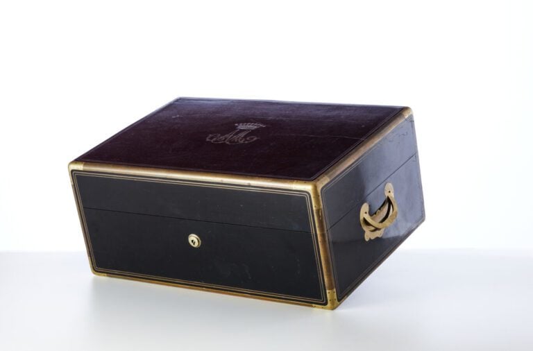 AUCOCQ AINE, PARIS - Coffret en bois noirci et filets de cuivre - chiffré AM -…