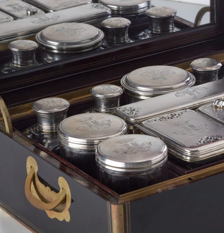 AUCOCQ AINE, PARIS - Coffret en bois noirci et filets de cuivre - chiffré AM -…