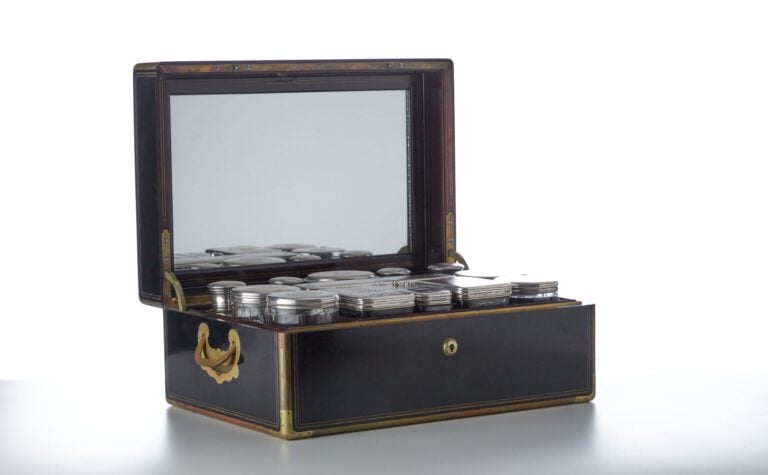 AUCOCQ AINE, PARIS - Coffret en bois noirci et filets de cuivre - chiffré AM -…