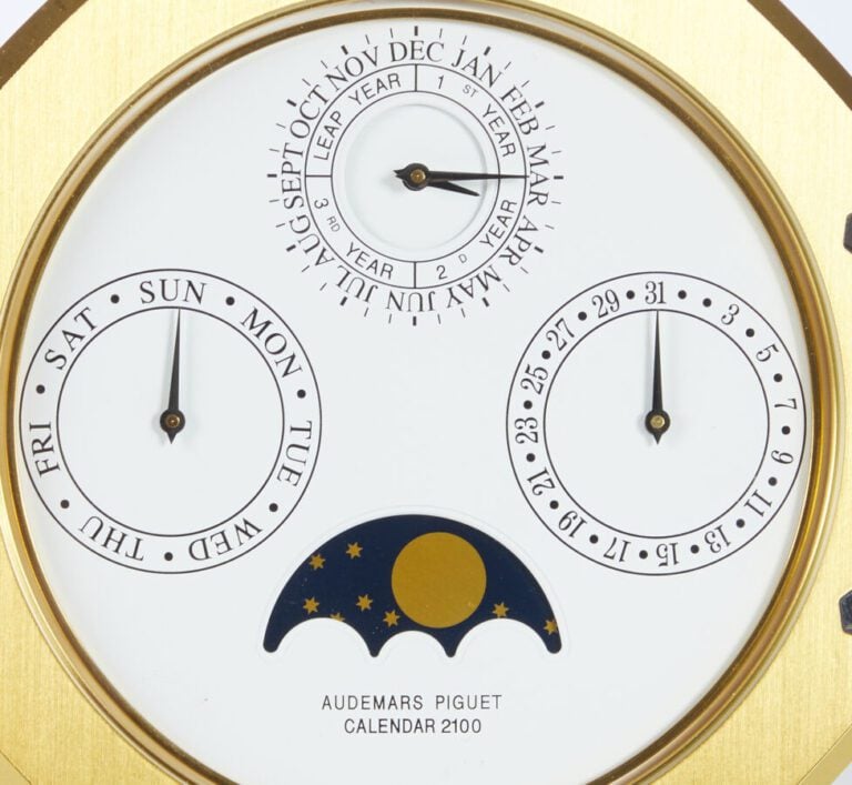 AUDEMARS PIGUET - Calendar 2100, pendulette de bureau octogonale - en métal dor…