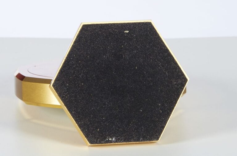 AUDEMARS PIGUET - Calendar 2100, pendulette de bureau octogonale - en métal dor…