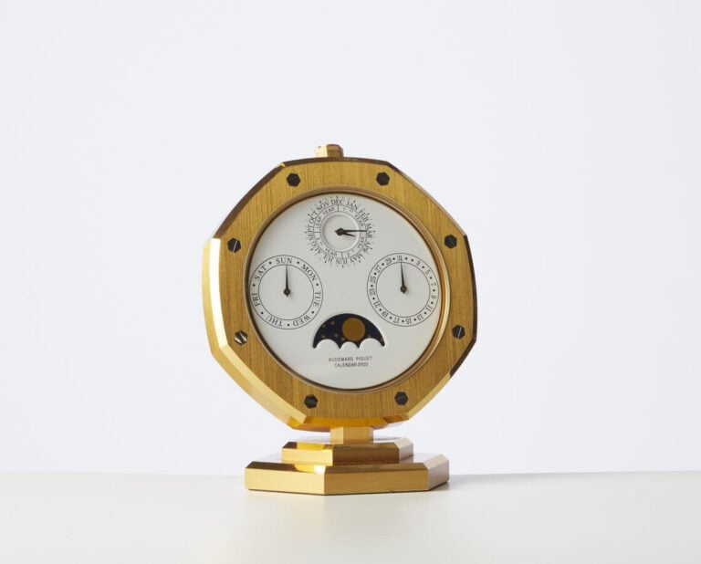 AUDEMARS PIGUET - Calendar 2100, pendulette de bureau octogonale - en métal dor…