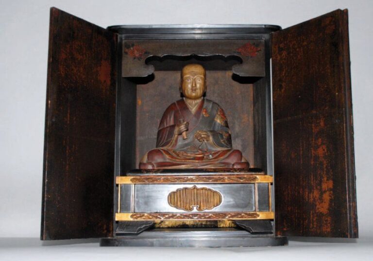 Autel bouddhiste avec une statue de Honen (1133- 1212) aux yeux en sulfures, fondateur de l'école du pays pur (Jodo-shu