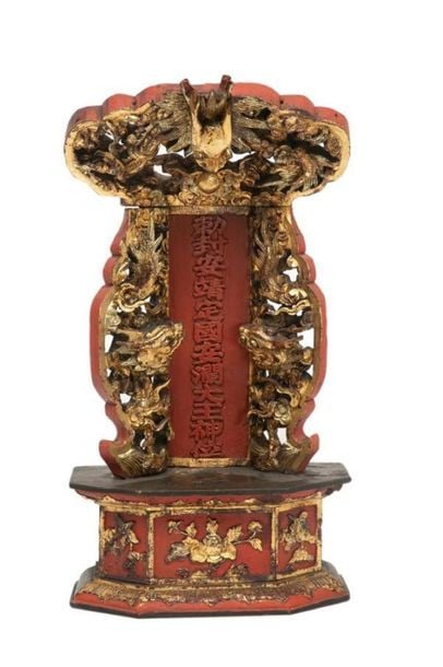 AUTEL VOTIF EN BOIS LAQUE ROUGE ET OR