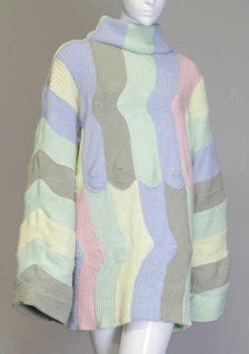 (Automne-hiver 1988/89) Mini ROBE-PULL composée d'un patchwork de chaussettes côtelées multicolores dans les tons pastels en laine mélangée, col montant (griffe blanche, graphisme noir) (env TM)