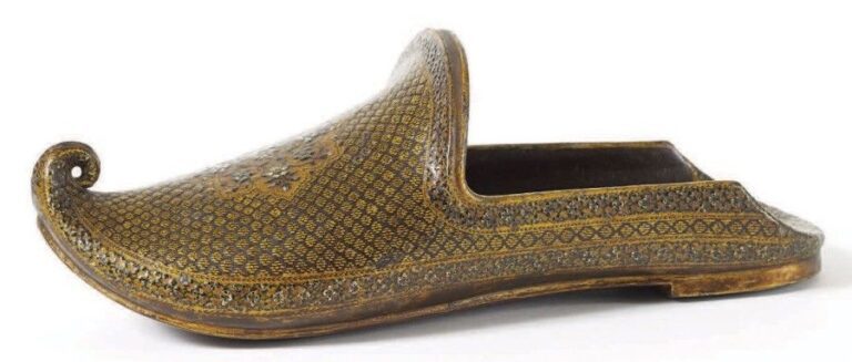 Babouche Laque Cachemire, circa 1870 Longueur: 31 cm «Babouche» est un mot qui vient du persan pa - pied et pus - couvrir et qui signifie «chaussure