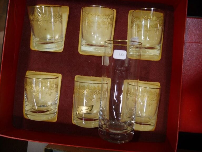Baccarat : 6 Gobelets à Porto et vase, broc, 6 choppes