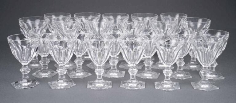 BACCARAT - MODÈLE HARCOURT Partie de service de verres en cristal comprenant : - Onze verres à ea