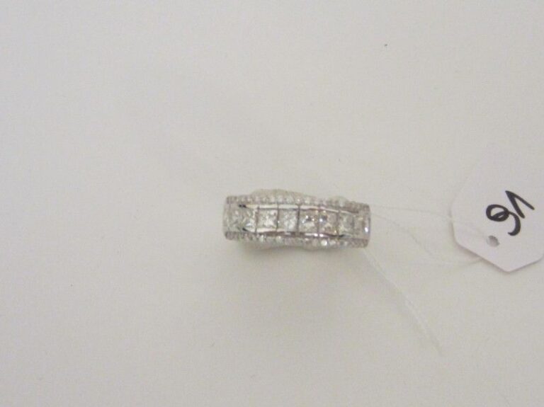 BAGUE «bandeau» en or gris (750 millièmes) serti de diamants taille princesse, soulignés de diamants taille brillan