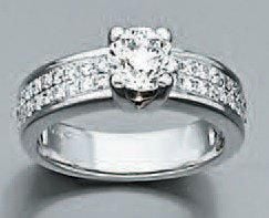 BAGUE bandeau en or gris serti d'un diamant taille brillant épaulé de deux lignes de diamant
