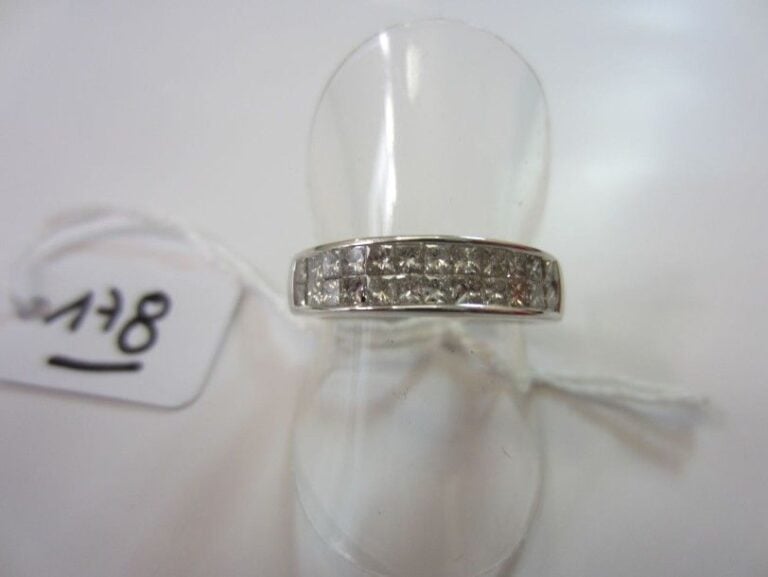 BAGUE «bandeau» en or gris serti d'un double alignement de diamants taille princess