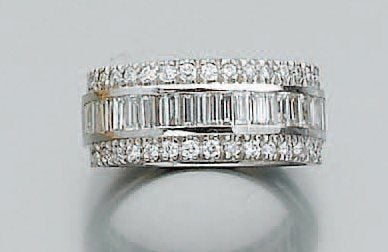 BAGUE « bandeau » en or gris sertie d'un alignement de diamants baguettes soulignés de diamants de taille brillan