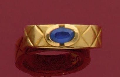 BAGUE bandeau en or jaune (750 millièmes), modèle «Chanel Matelassée», serti au centre d'un saphir de forme oval