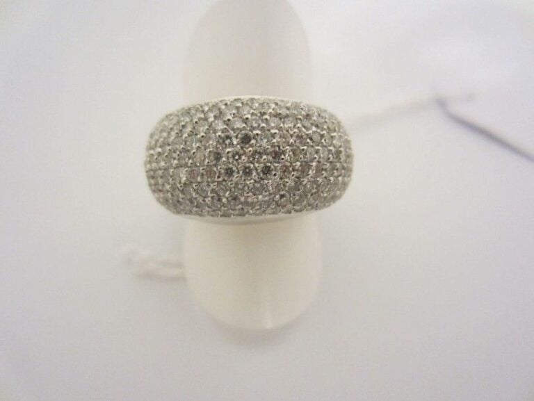 BAGUE bombée en or gris (750 millièmes) serti d'un pavage de diamants taille brillan