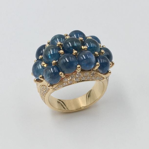BAGUE «bombée» en or jaune (750 millièmes) serti de cabochons de saphirs, épaulés de diamants taille brillan