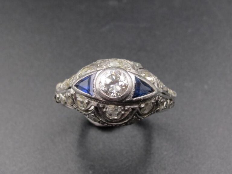 BAGUE bombée en platine (mi