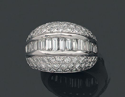 BAGUE «boule» en or (750 millièmes) rhodié serti de diamants baguettes et pavages de diamant