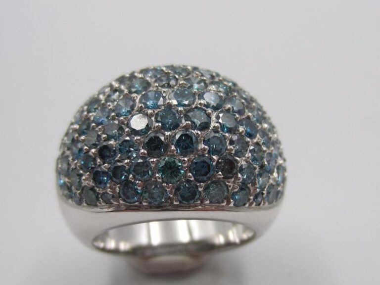 BAGUE « boule » en or gris (750 millièmes) serti d’un pavage de diamants bleus traité