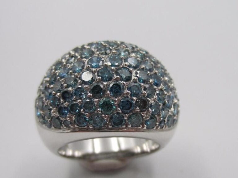 BAGUE « boule » en or gris (750 millièmes) serti d’un pavage de diamants bleus traité