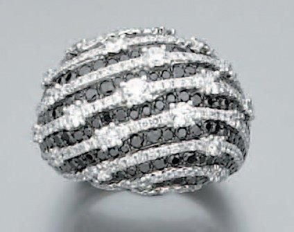 BAGUE «boule» en or gris et or noirci pavé de lignes de diamants blancs et noirs alternés et ponctuées de diamants taille brillant plus important