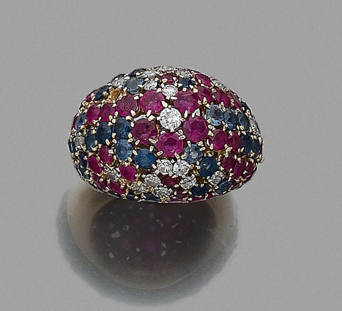 •BAGUE boule en or jaune (750‰) serti de diamants taille brillant, rubis et saphir