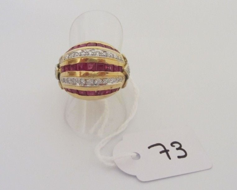 BAGUE «boule» en or jaune et or gris (750 millièmes) serti de rubis calibrés et diamant