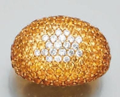 BAGUE boule en or jaune serti d'un pavage bombé de diamants et saphirs jaunes, en dégradé de couleur