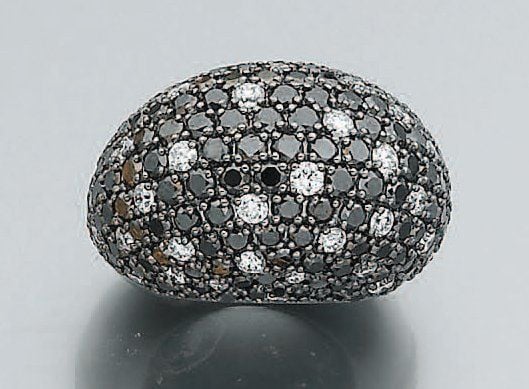 BAGUE « boule » en or noirci sertie de diamants noirs et blancs alterné