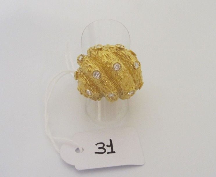 BAGUE boule or jaune (750 millièmes), ciselé serti de diamants taille brillan
