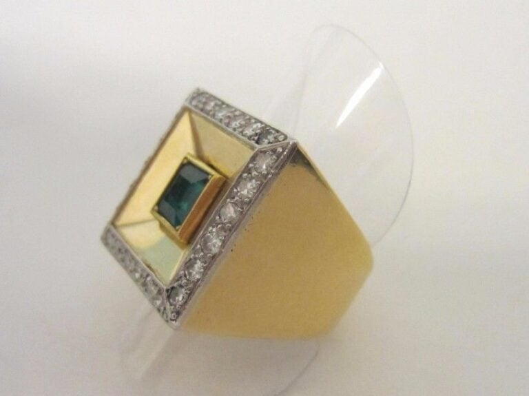 BAGUE carrée en platine (mi