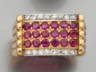 BAGUE cheva lière en or jaune godronné serti d'un pavage de rubis épaulé d'alignements de diamants 8/