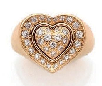 BAGUE chevalière «coeur» en or jaune (750 millièmes) serti de pavages de diamants taille brillan