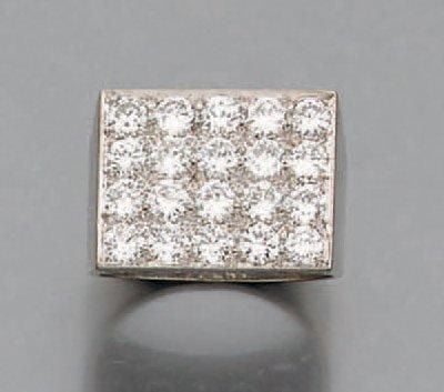 BAGUE «chevalière» en or gris (750 millièmes) serti d'un pavage rectangulaire de diamants taille brillan