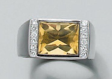 BAGUE chevalière en or gris sertie d'un péridot de forme rectangulaire suifé et épaulé de deux lignes de diamant