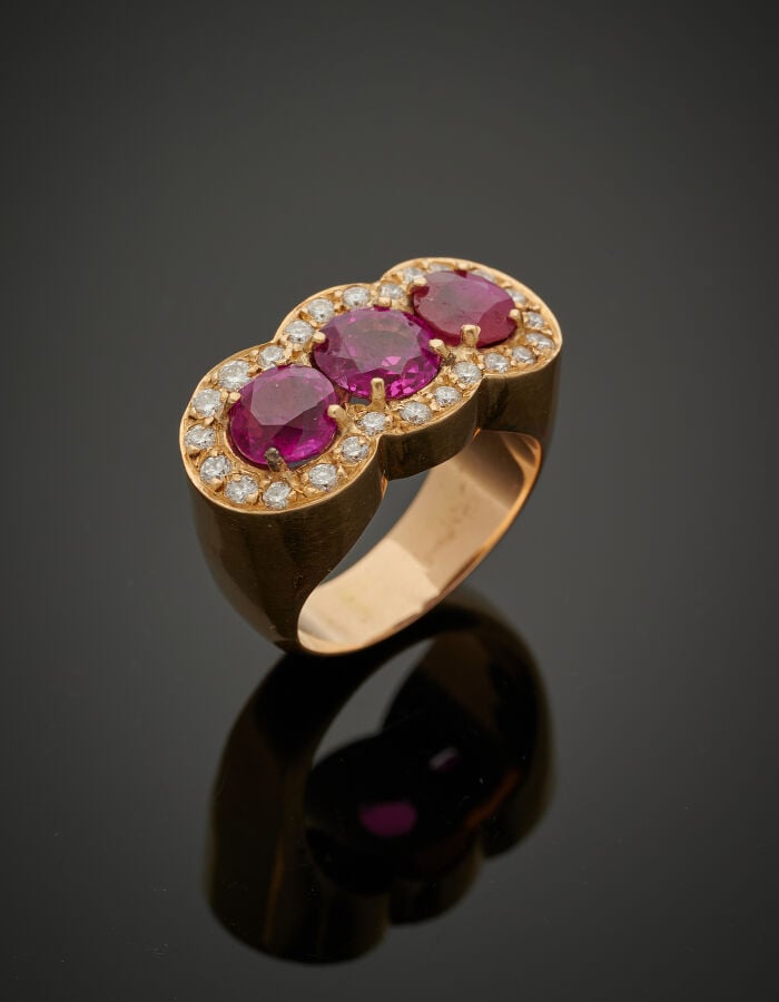 BAGUE chevalière en or jaune (585‰) 14 carats, serti de trois rubis BIRMANS, NO…