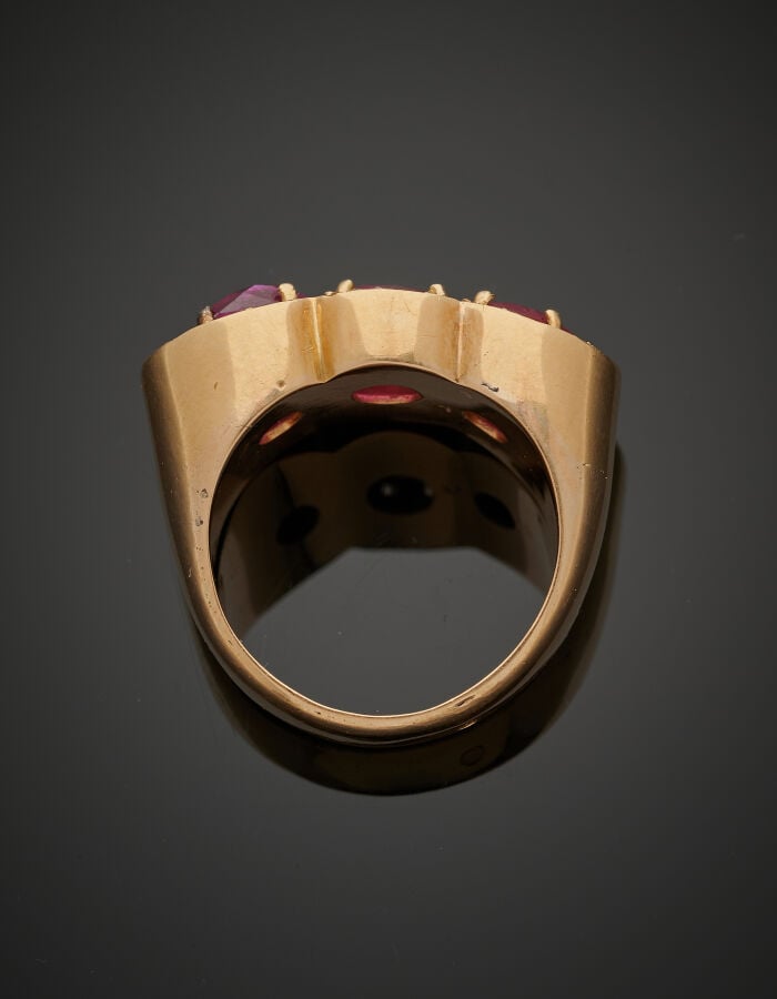 BAGUE chevalière en or jaune (585‰) 14 carats, serti de trois rubis BIRMANS, NO…